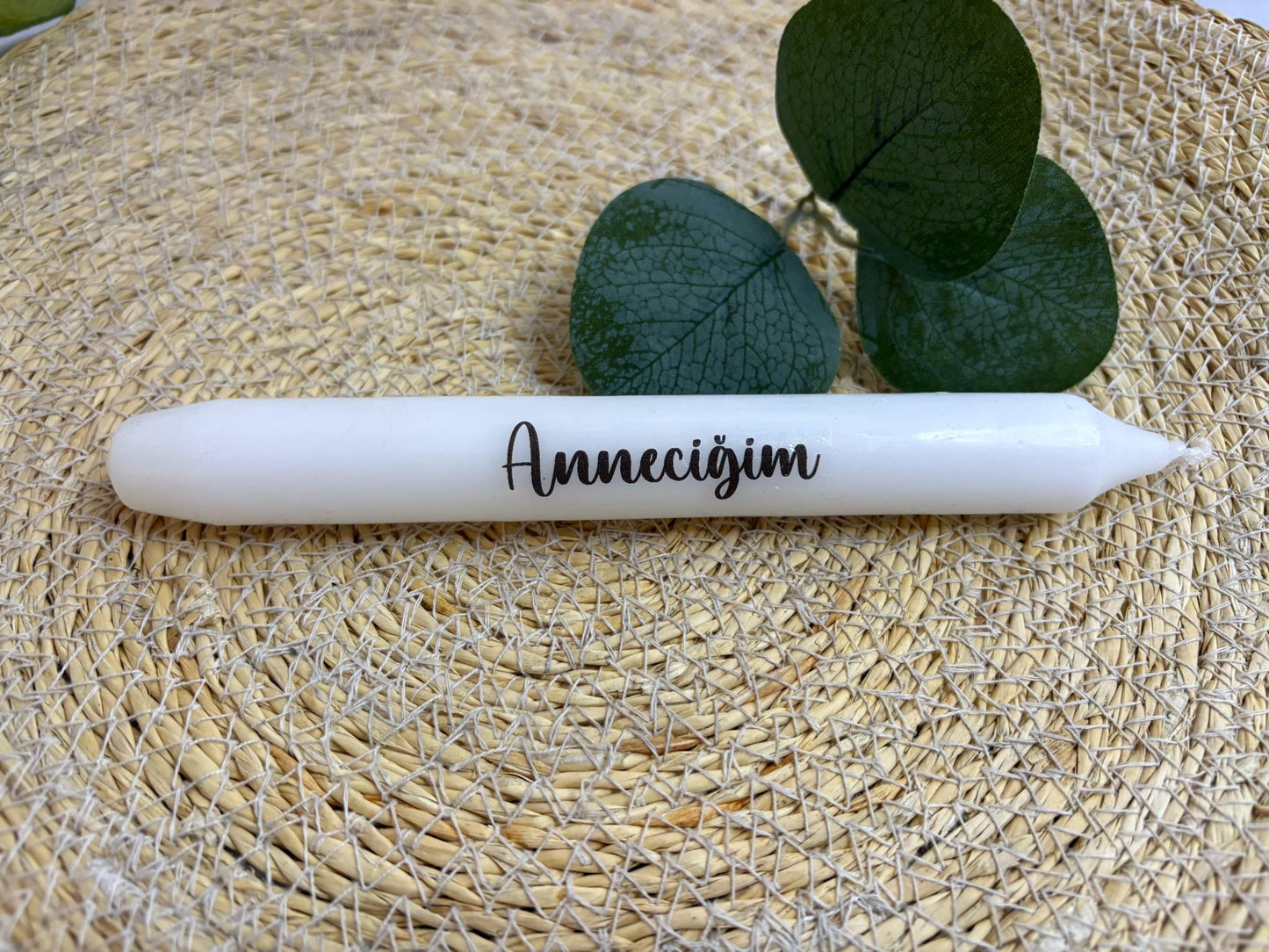 Kerze mit Aufschrift „Anne“, „Annem“,  „Annecigim