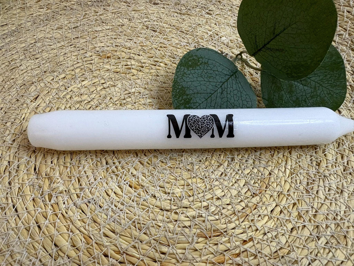 Kerze mit Aufschrift „Mama“, „Mom“
