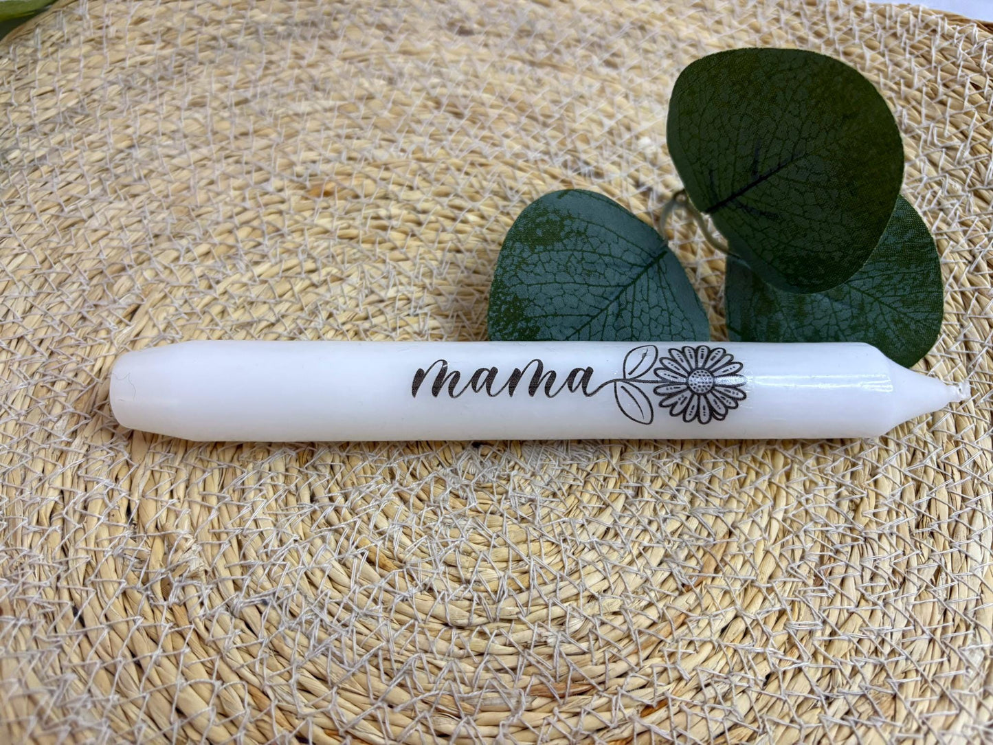 Kerze mit Aufschrift „Mama“, „Mom“
