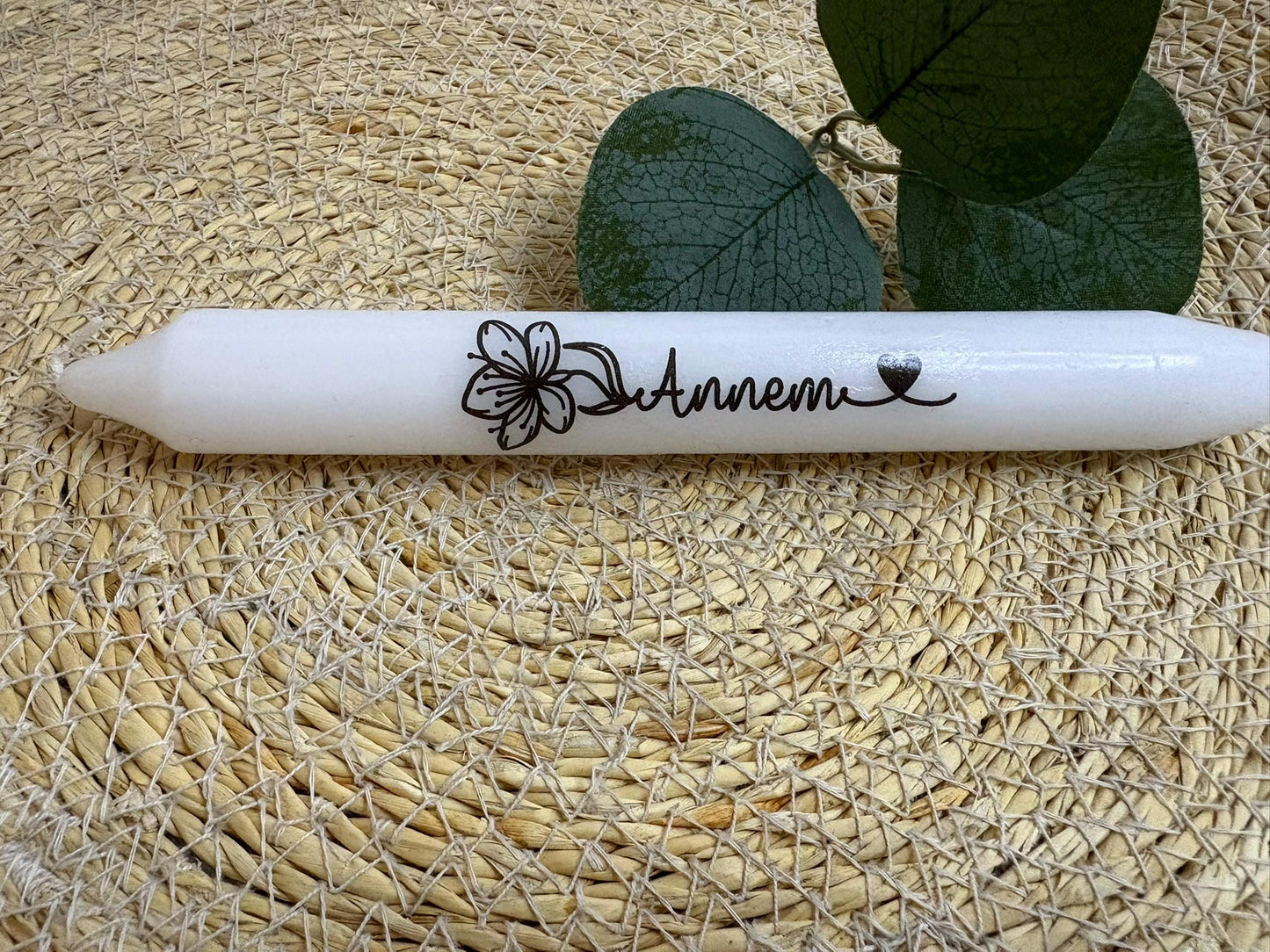 Kerze mit Aufschrift „Anne“, „Annem“,  „Annecigim