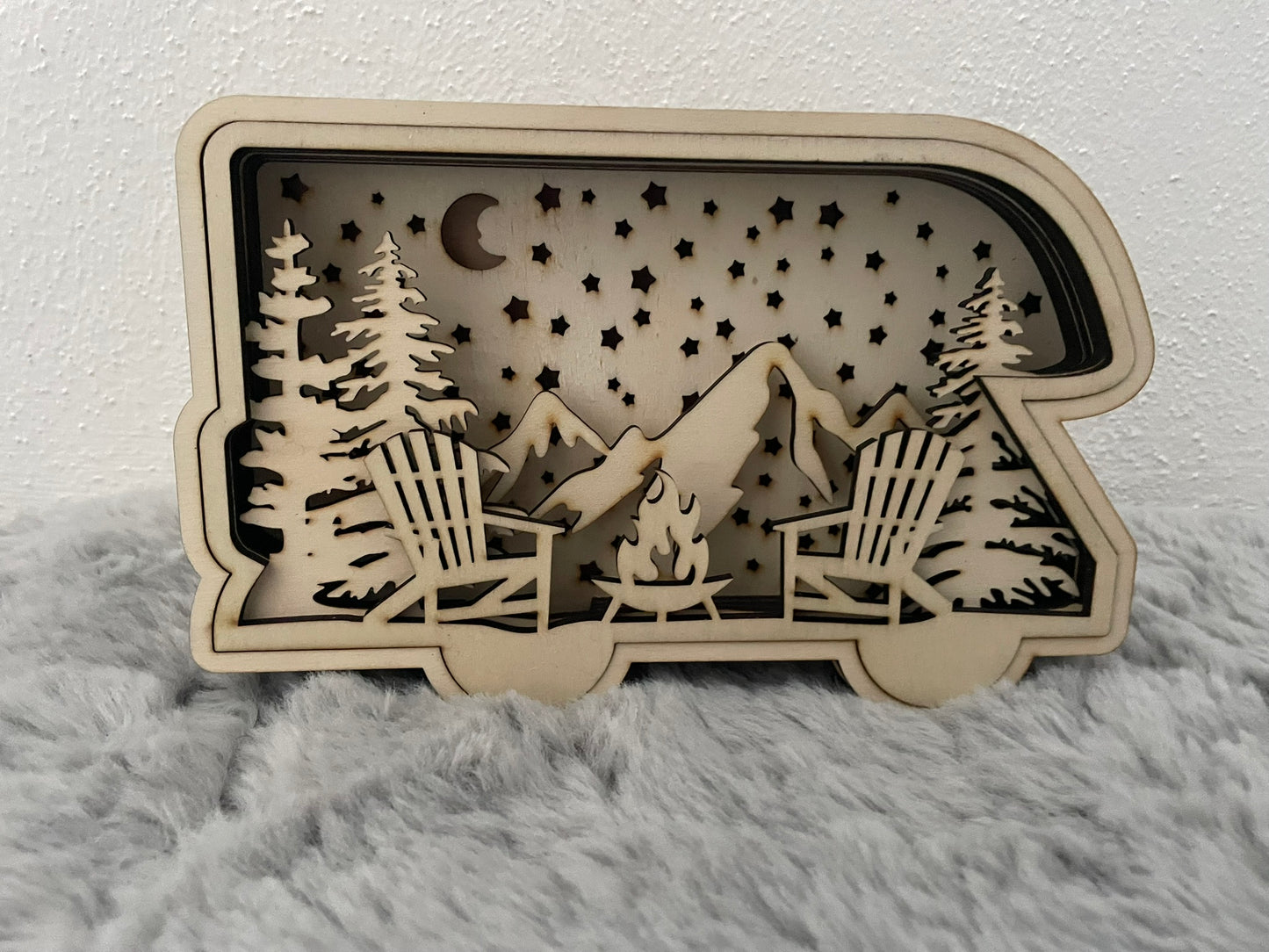 Camper Lichtbox Schattenbox Berglandschaft mit Sternenhimmel – Stimmungsvolle LED-Lampe aus Holz Camping