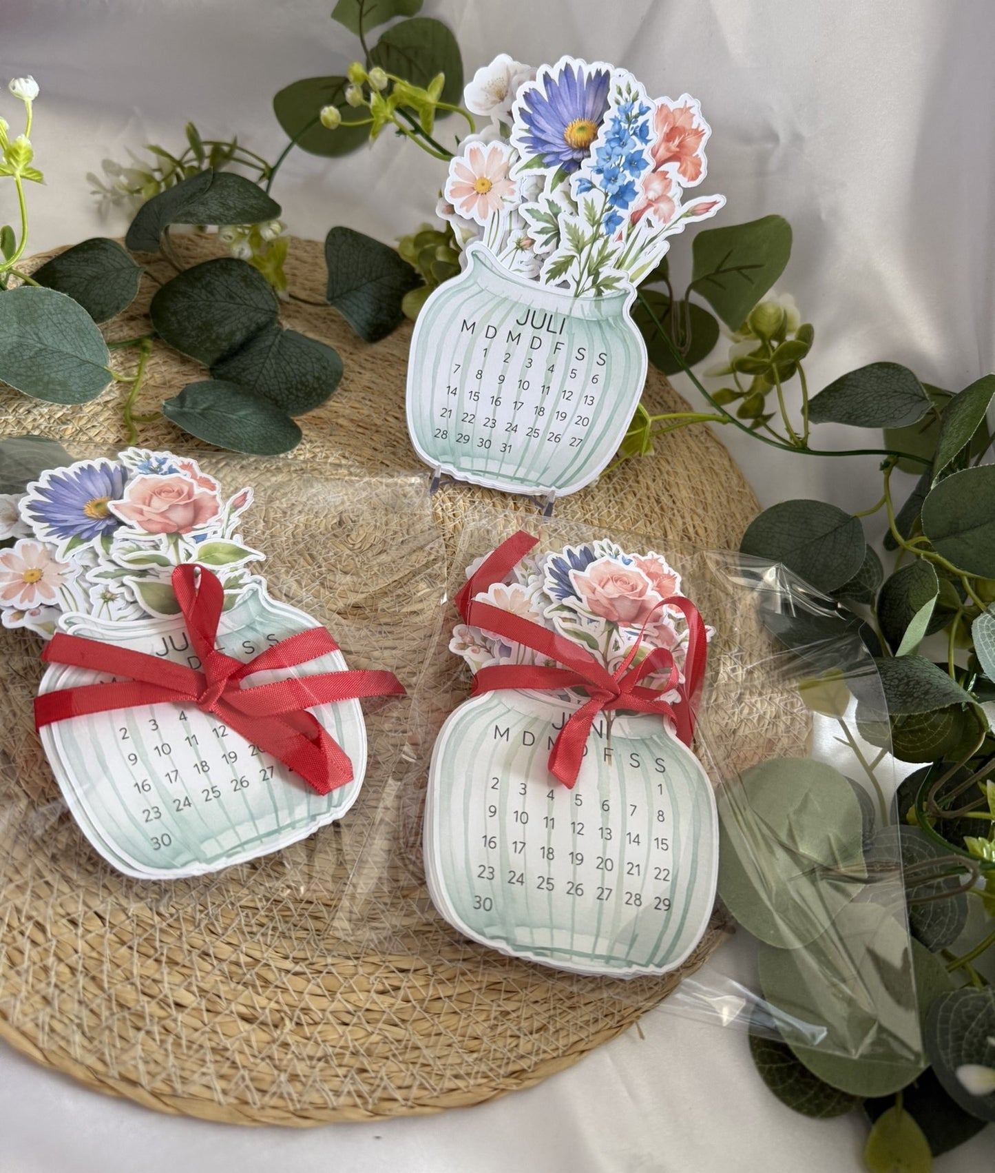 Jahreskalender mit Blumenmotiv – Wunsch-Startmonat | Handgemachter Tischkalender 2025 mit Ständer