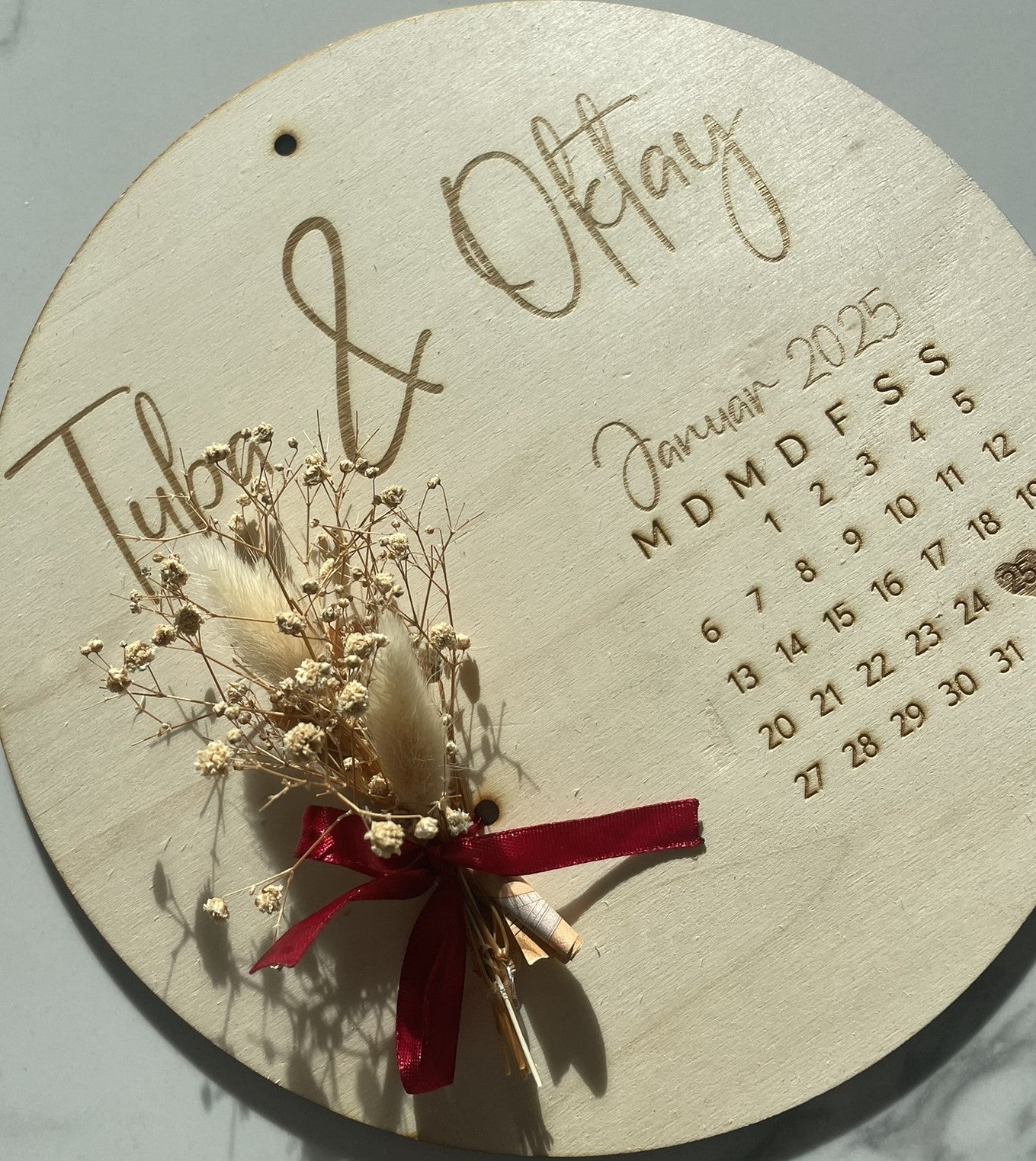 Personalisierte Holztafel mit Gravur | Hochzeitsgeschenk & kreative Geldgeschenk Idee | Kalender mit Namen und Datum