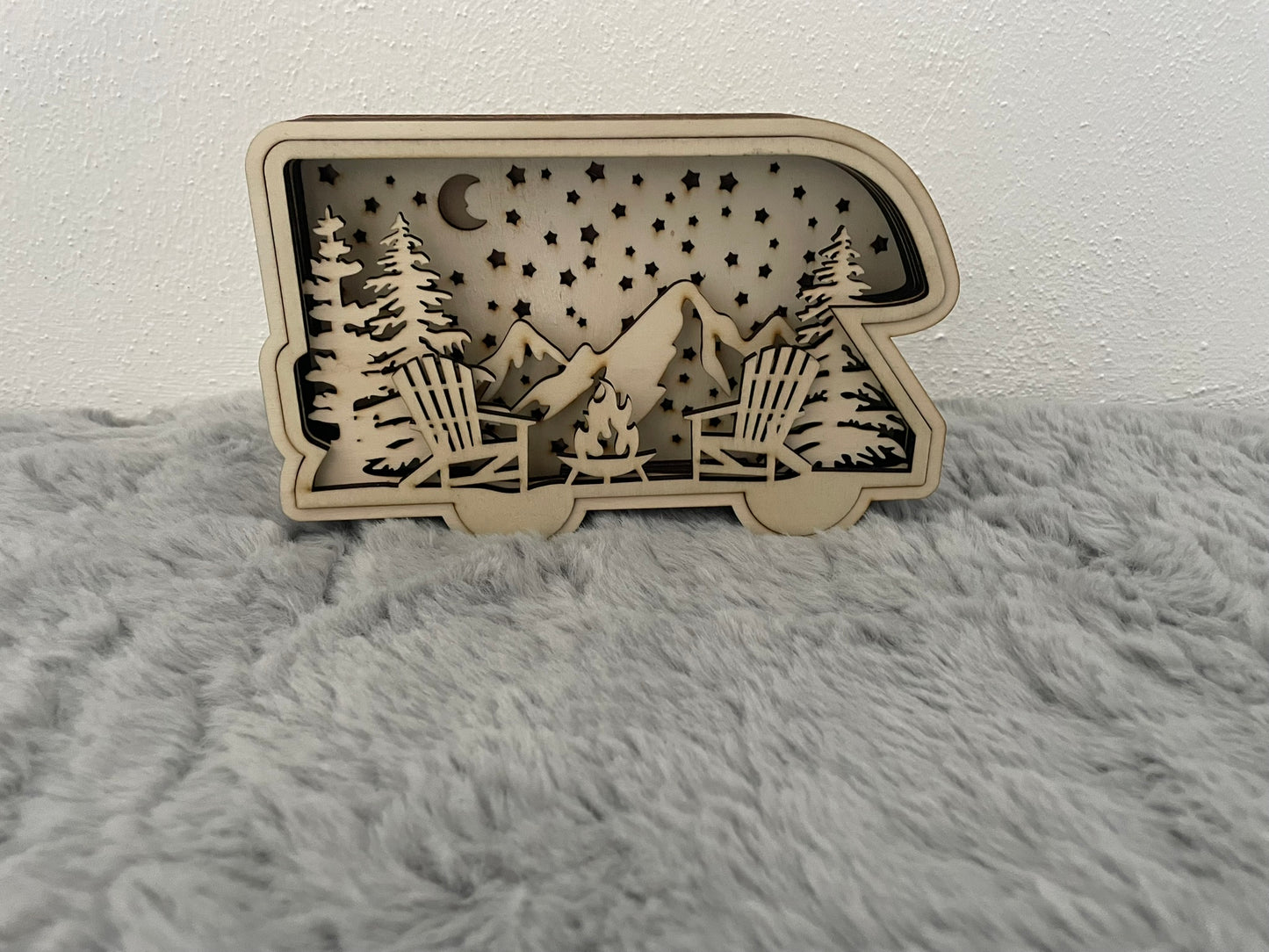 Camper Lichtbox Schattenbox Berglandschaft mit Sternenhimmel – Stimmungsvolle LED-Lampe aus Holz Camping