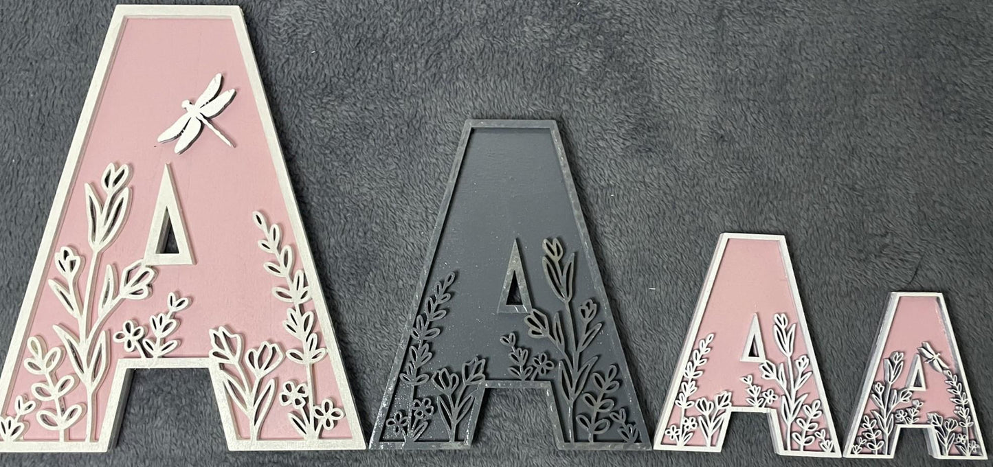 Holzbuchstaben mit floralen Details - Buchstabe, Buchstabe, Wildblume, Blume, Letter, Türschild, Name, ABC, Wanddeko