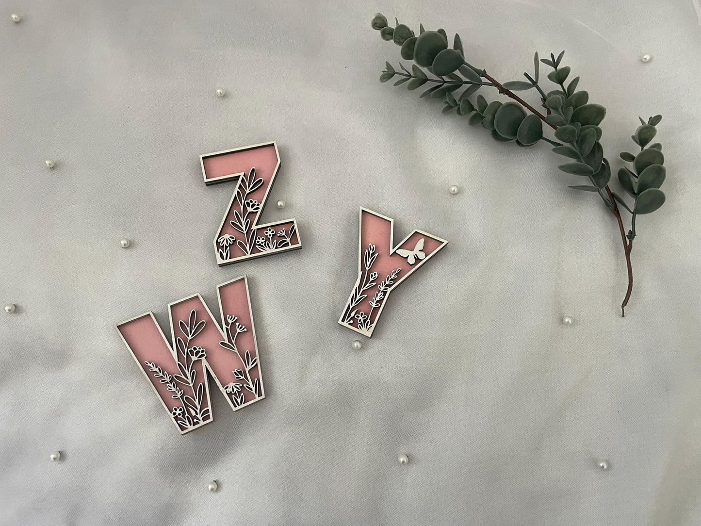 Holzbuchstaben mit floralen Details - Buchstabe, Buchstabe, Wildblume, Blume, Letter, Türschild, Name, ABC, Wanddeko