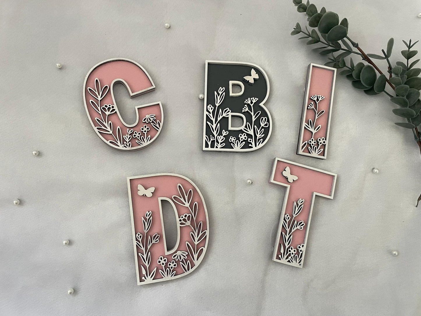 Holzbuchstaben mit floralen Details - Buchstabe, Buchstabe, Wildblume, Blume, Letter, Türschild, Name, ABC, Wanddeko