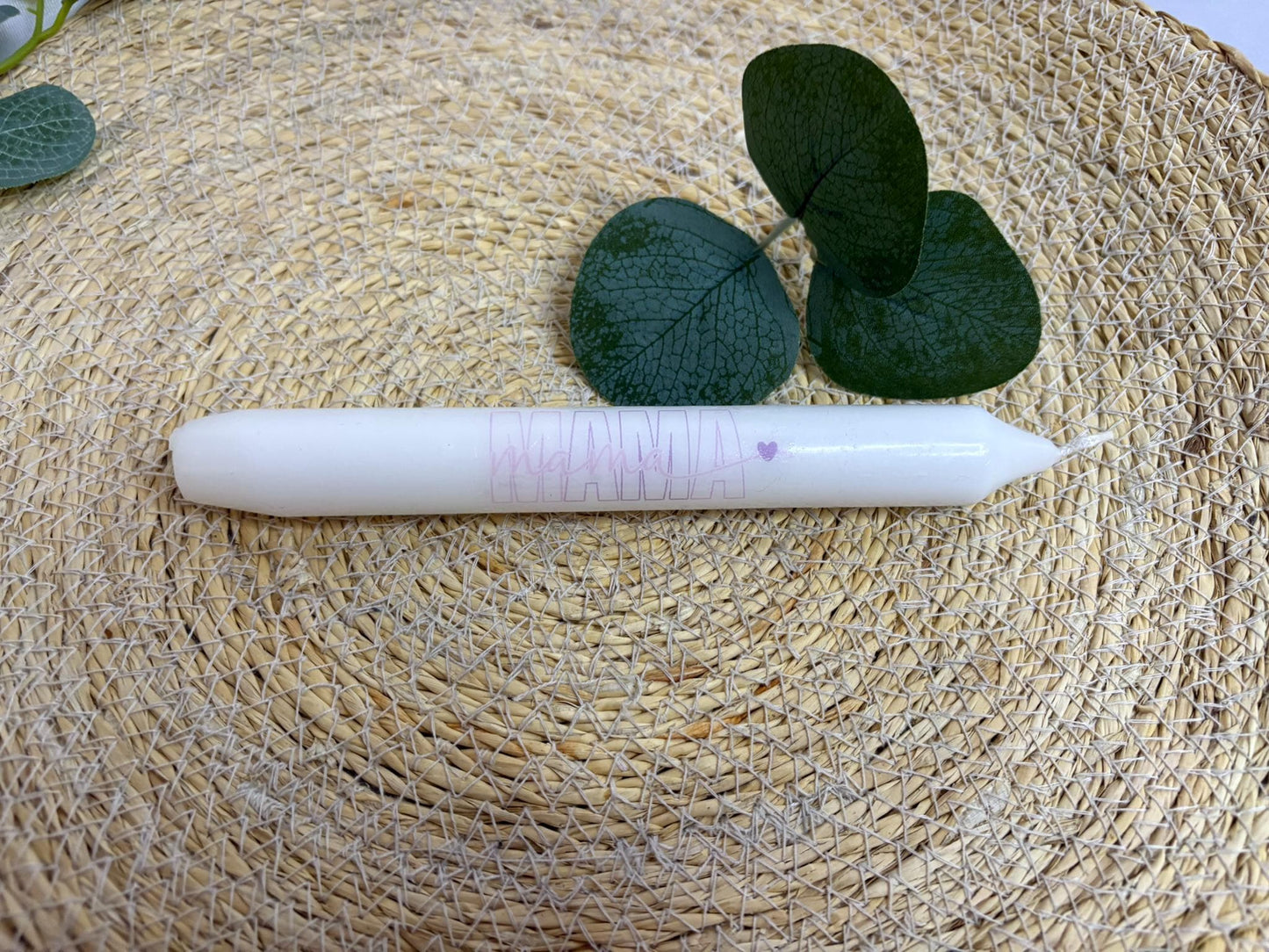 Kerze mit Aufschrift „Mama“, „Mom“