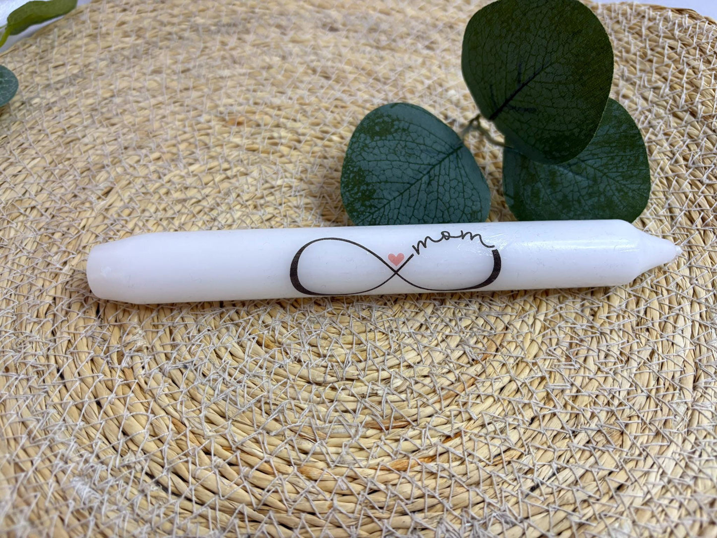Kerze mit Aufschrift „Mama“, „Mom“