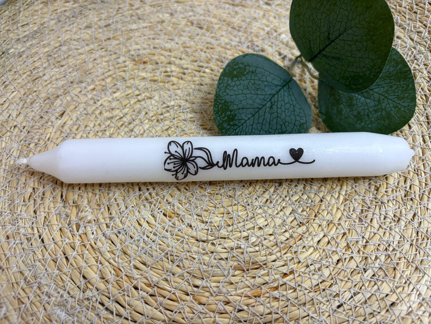 Kerze mit Aufschrift „Mama“, „Mom“
