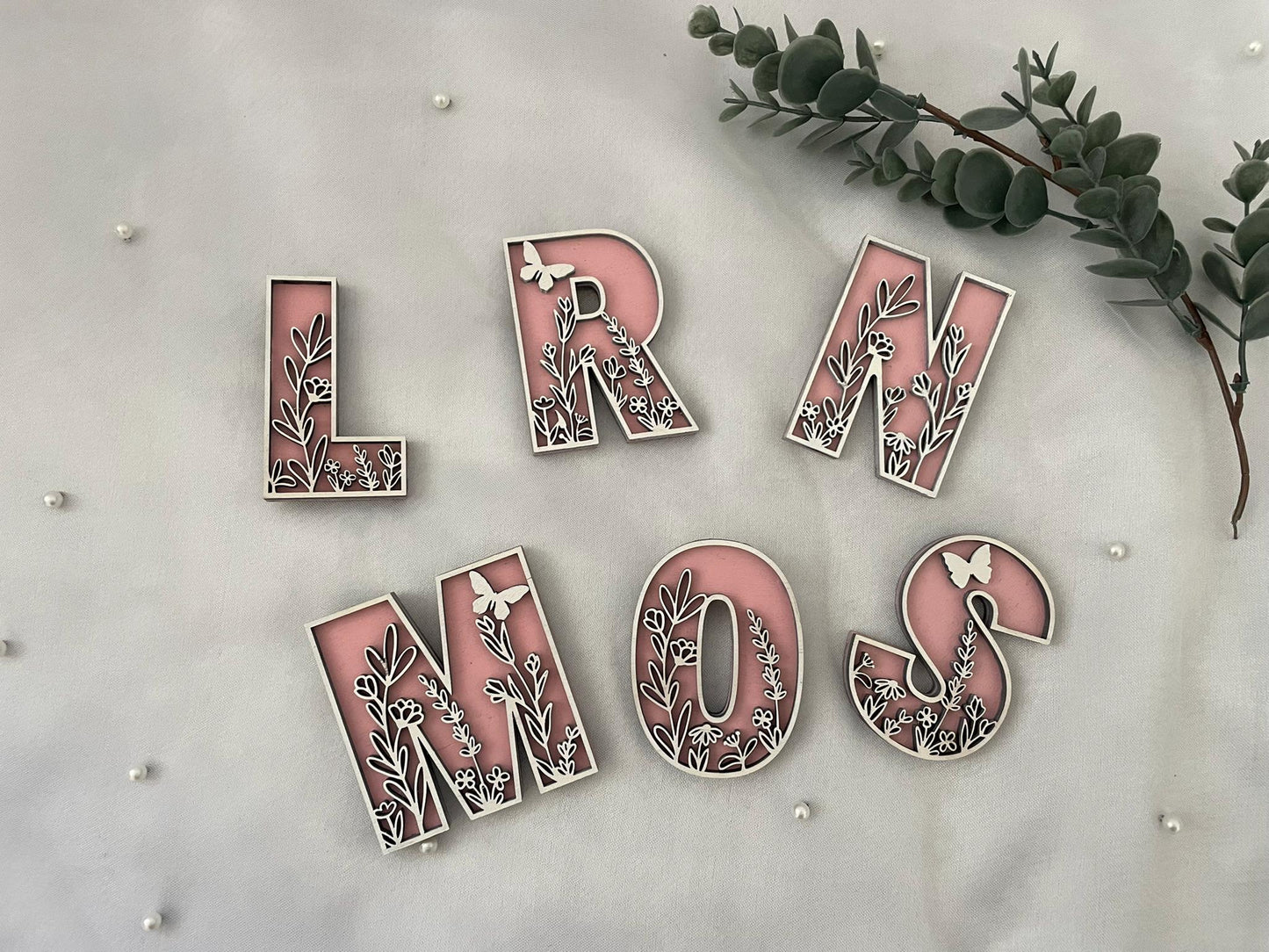 Holzbuchstaben mit floralen Details - Buchstabe, Buchstabe, Wildblume, Blume, Letter, Türschild, Name, ABC, Wanddeko