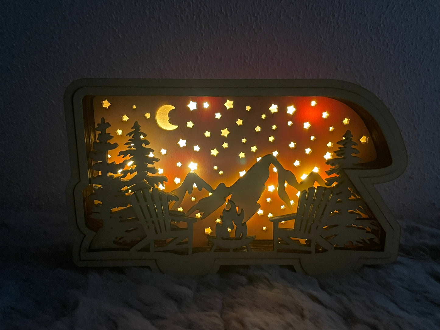 Camper Lichtbox Schattenbox Berglandschaft mit Sternenhimmel – Stimmungsvolle LED-Lampe aus Holz Camping