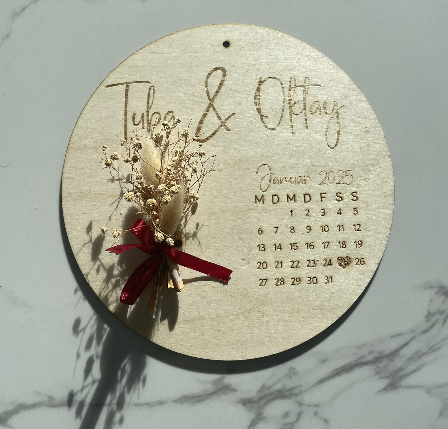 Personalisierte Holztafel mit Gravur | Hochzeitsgeschenk & kreative Geldgeschenk Idee | Kalender mit Namen und Datum