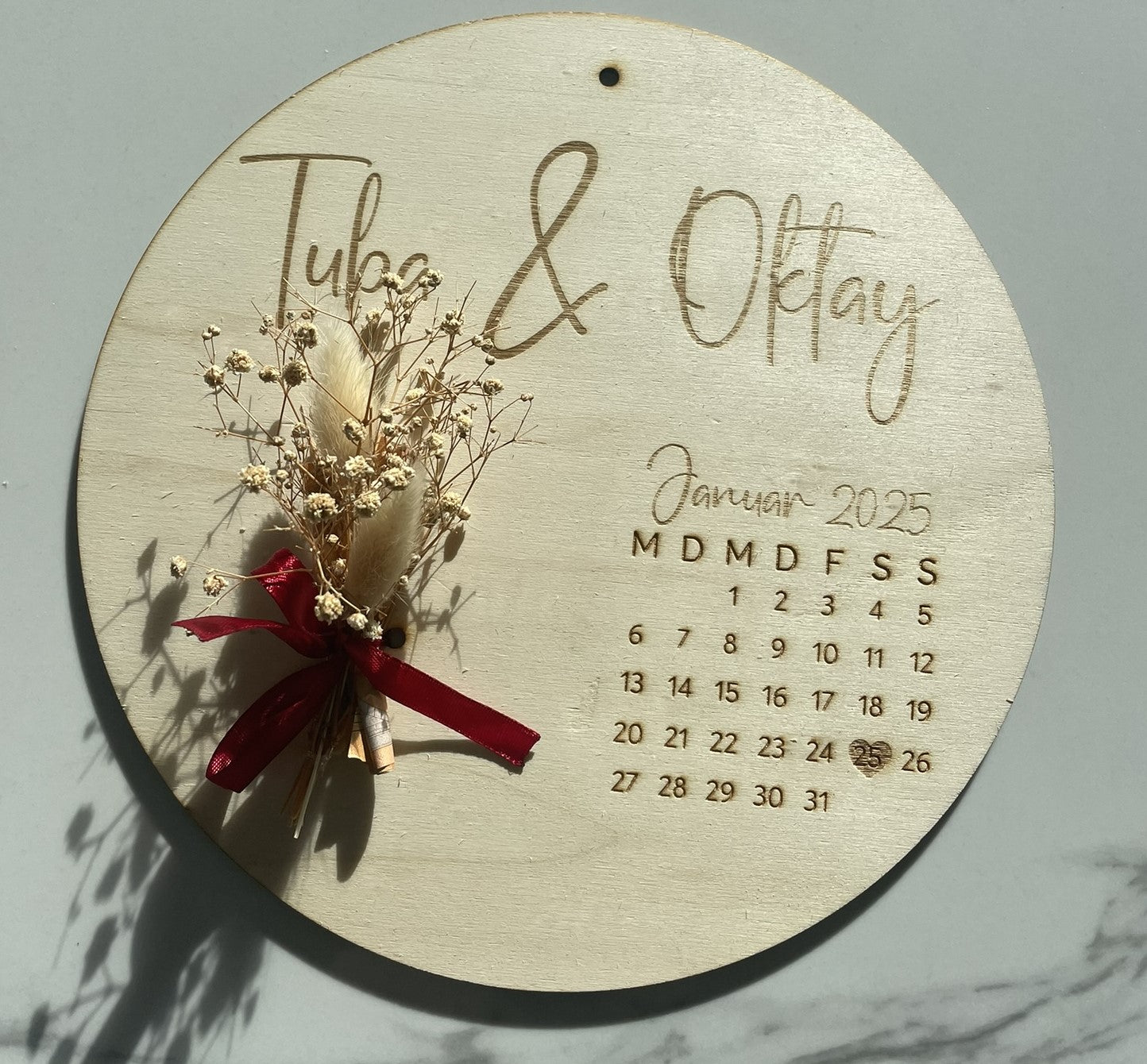 Personalisierte Holztafel mit Gravur | Hochzeitsgeschenk & kreative Geldgeschenk Idee | Kalender mit Namen und Datum