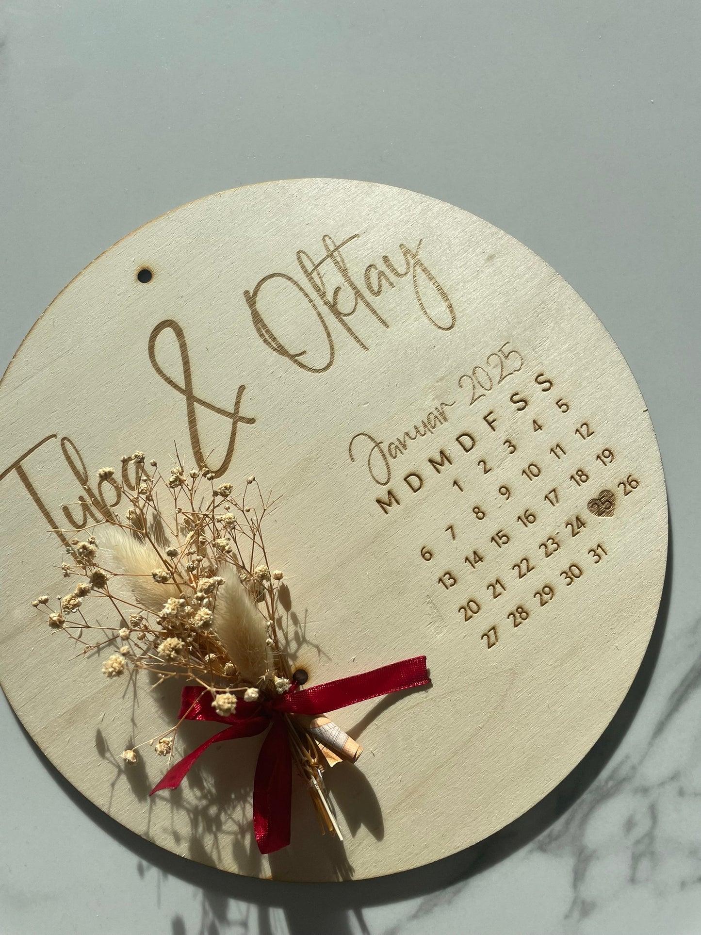 Personalisierte Holztafel mit Gravur | Hochzeitsgeschenk & kreative Geldgeschenk Idee | Kalender mit Namen und Datum