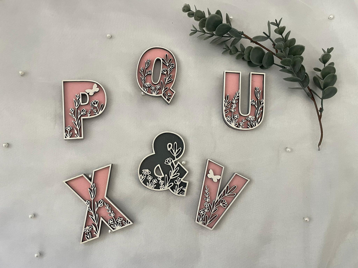 Holzbuchstaben mit floralen Details - Buchstabe, Buchstabe, Wildblume, Blume, Letter, Türschild, Name, ABC, Wanddeko