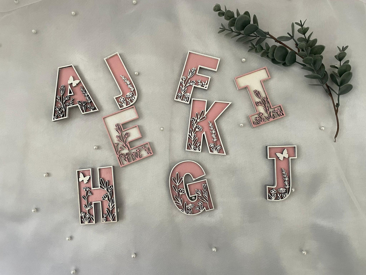 Holzbuchstaben mit floralen Details - Buchstabe, Buchstabe, Wildblume, Blume, Letter, Türschild, Name, ABC, Wanddeko